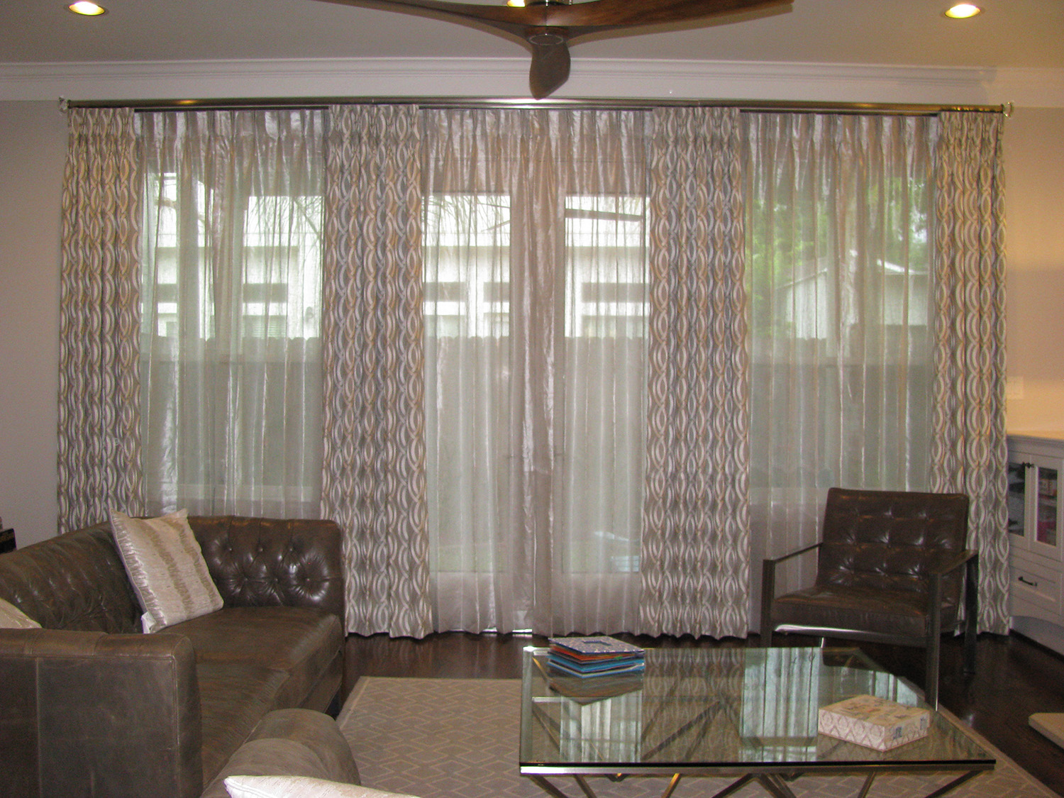 Functioning pleated sheer draperies with stationary pleated panels mounted on decorative traverse rod_1500x1125